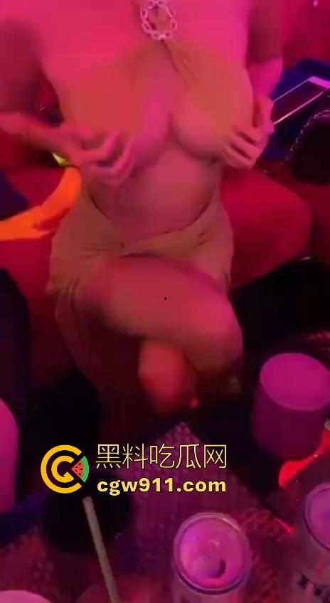 酒池肉林的生活真让人羡慕啊!一上卡座大奶骚鸡主动伺候,卡座上操逼,扣穴、口爆只要钱到位没什么不可!-10