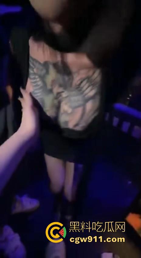 酒池肉林的生活真让人羡慕啊!一上卡座大奶骚鸡主动伺候,卡座上操逼,扣穴、口爆只要钱到位没什么不可!-11