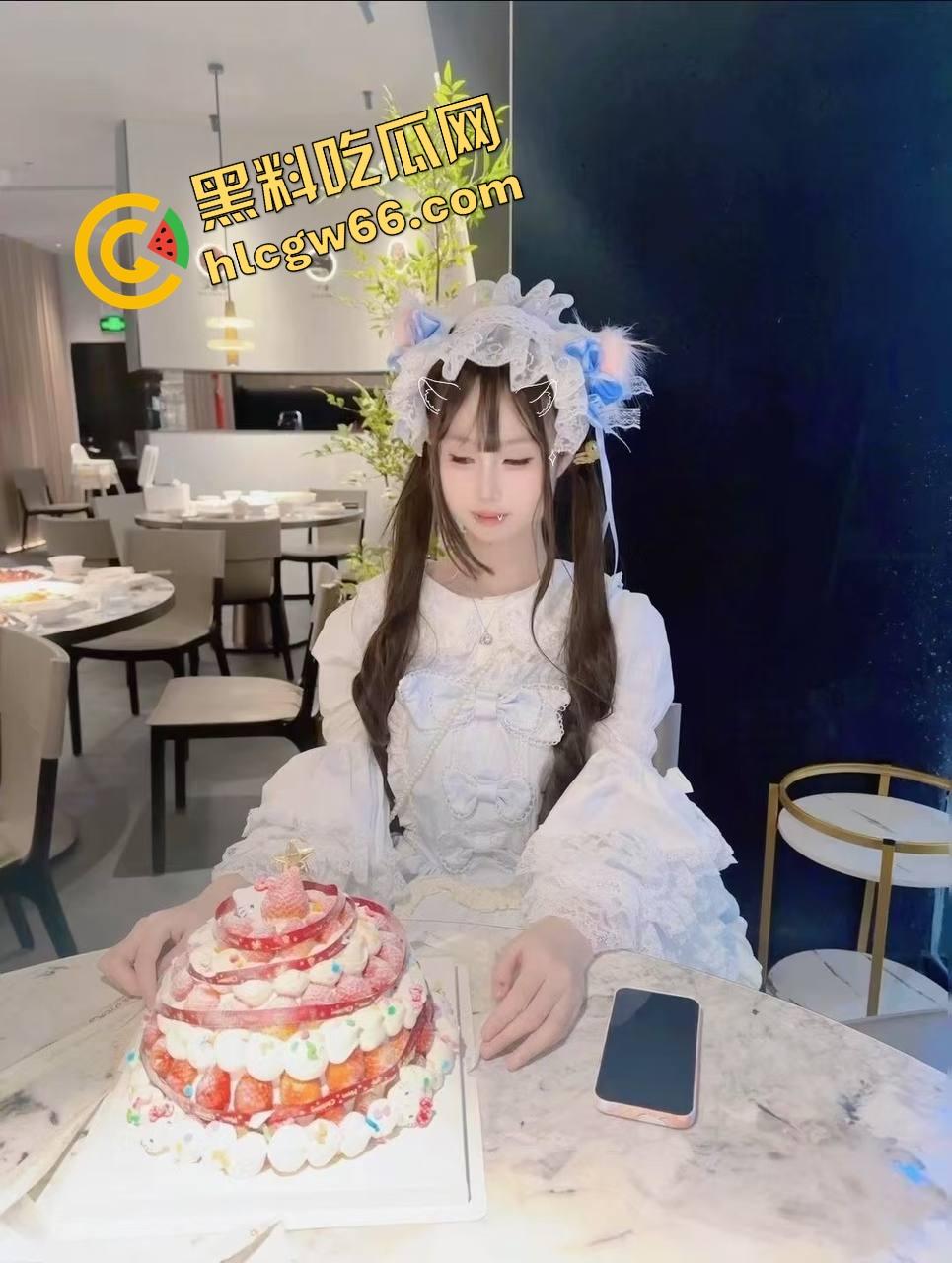 粉嫩馒头逼撑开两根黄瓜,极品白虎嫩妹自拍自慰流出,屁眼小穴齐开花,呻吟像在撒娇要操!-1