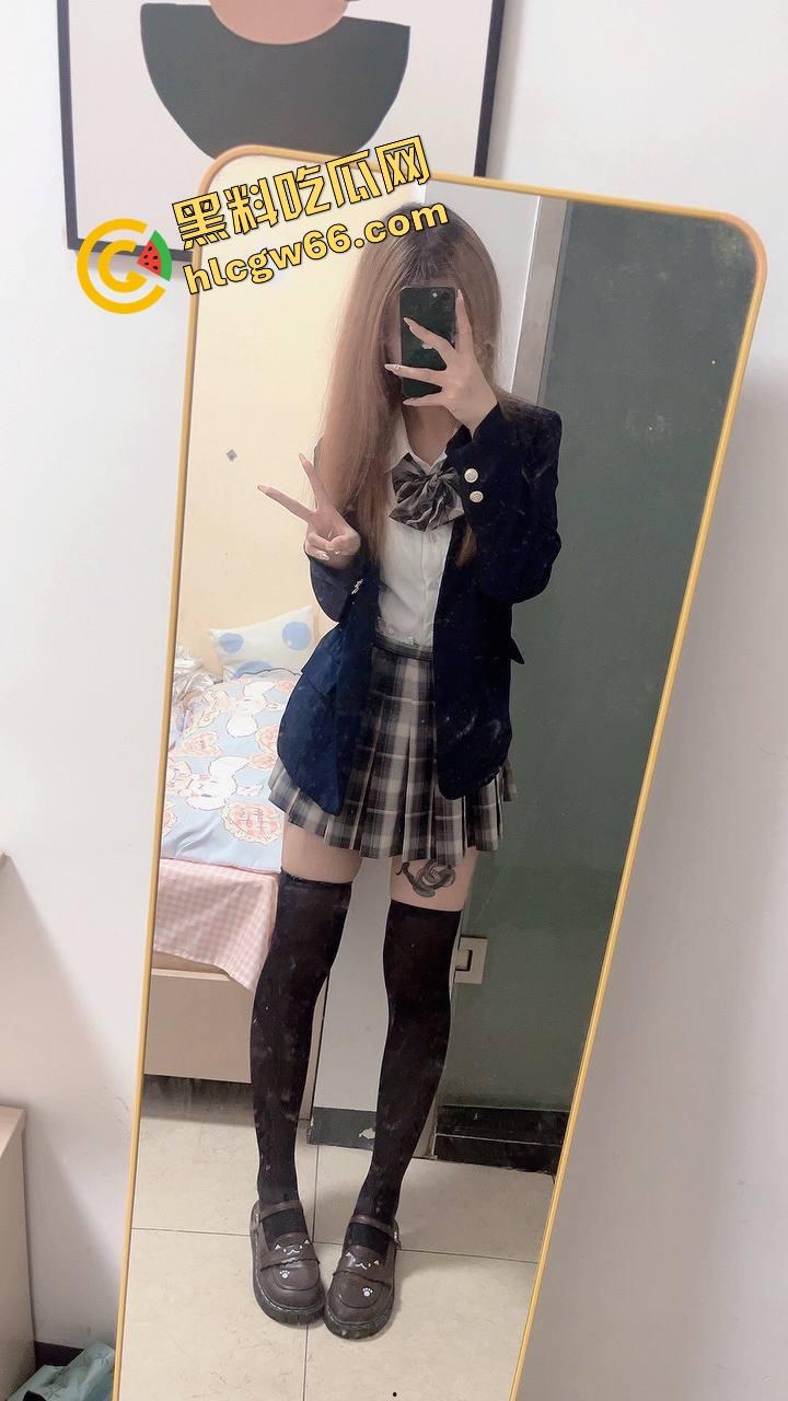 粉嫩馒头逼撑开两根黄瓜,极品白虎嫩妹自拍自慰流出,屁眼小穴齐开花,呻吟像在撒娇要操!-3