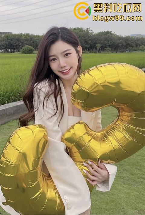 台湾高颜值台妹【夏天禧】Ins旅游博主勾搭三个月终被富哥拿下,开房视频流出,主动脱衣骑上去磨得贼骚!-13