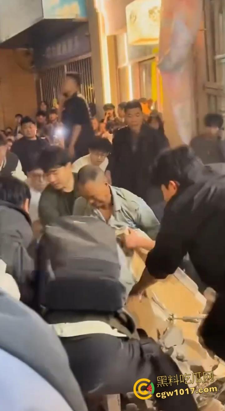 长沙潮宗街一家店面白天热火朝天装修,晚上却突然墙体崩塌,巨石压倒路过行人,路人纷纷挖土救人!-2