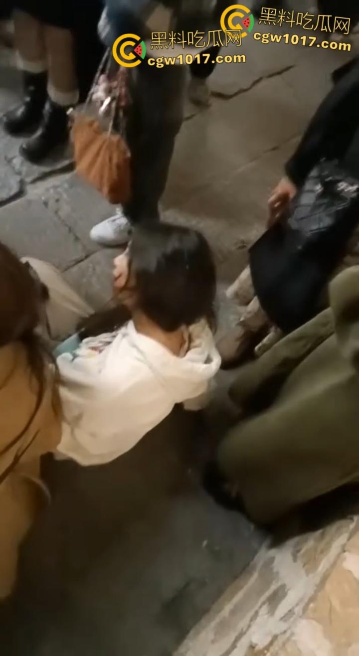 长沙潮宗街一家店面白天热火朝天装修,晚上却突然墙体崩塌,巨石压倒路过行人,路人纷纷挖土救人!-5