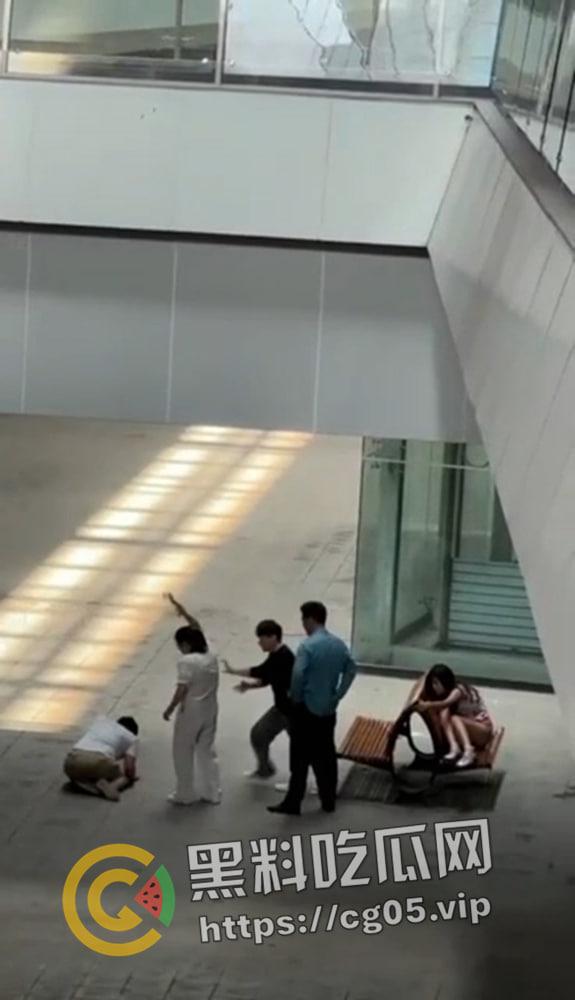 湖南25岁男网聊初中生并与其开房 被女孩父母抓到差点打死 被警擦组织 现场血腥画面曝光-3