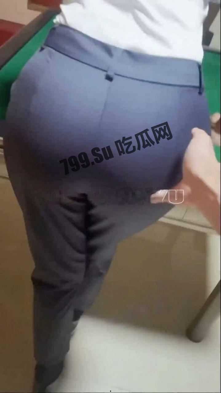 推特网红 绿帽淫妻 小鲸鱼 高跟鞋西装裤 + 黑色情趣开档丝袜 假阳具插逼用脚给小鸡吧老公打飞机-3