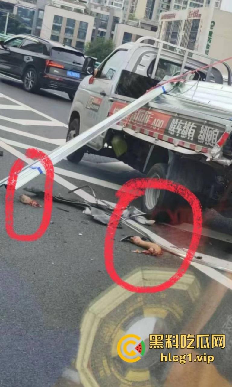 重口慎入！成都金丰高架发生一起惨烈车祸 货拉拉司机身体零件散落一地！-3
