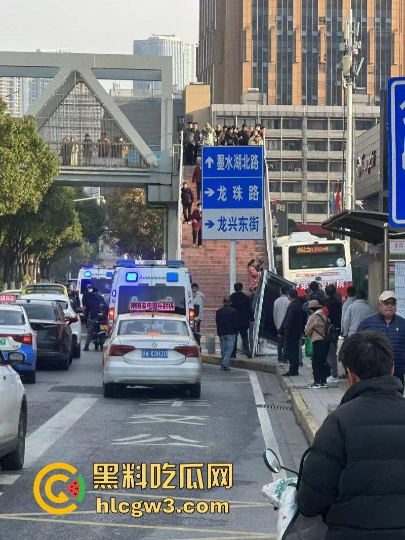 驾驶员突发疾病!武汉一公交车失控致1名行人死亡 现场视频曝光!-3