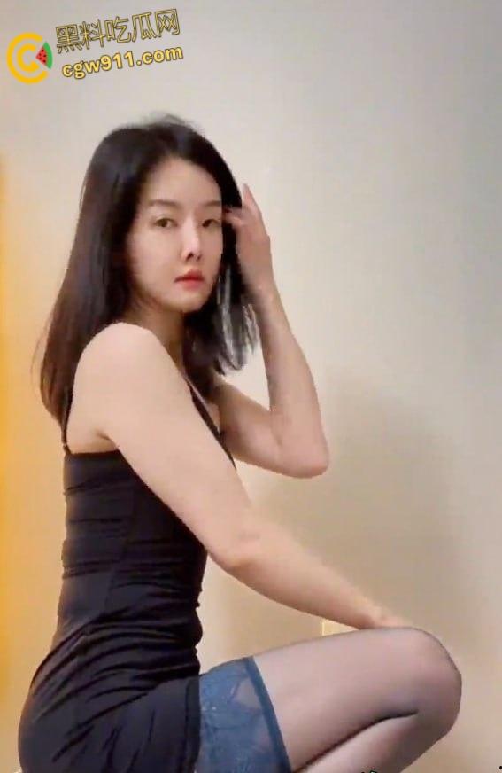 抖音网红【美车美商务咨询公司】,极品御姐擦边下海,各种掰逼自慰勾引金主,黑丝下粉穴若隐若现 !-4