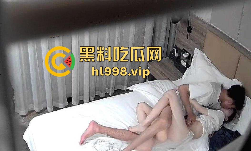 酒店偷拍极品学生情侣！背着书包来开房，射完还舔精白嫩嫩的妹子舔精到停不下来，酒店偷拍中的顶级爆款！-9