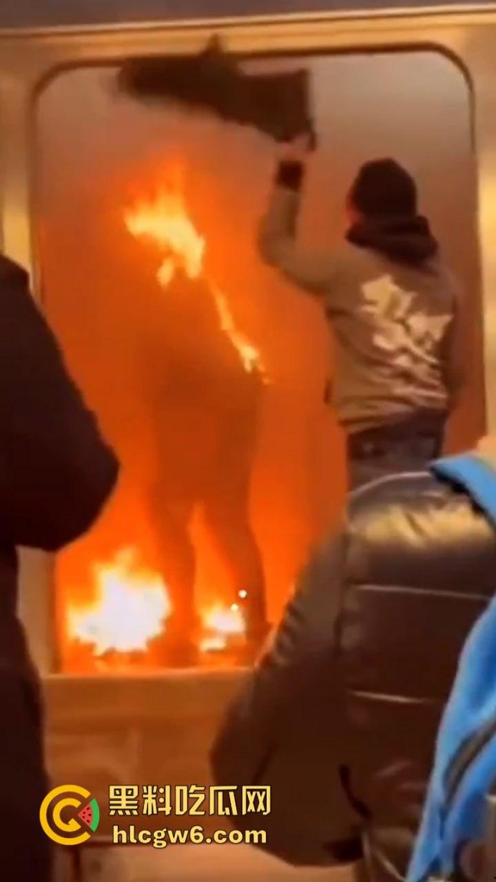 2024最强纽约笑话!纽约州长凯茜·霍楚尔前脚夸赞自己让纽约地铁更安全 后脚流浪汉在地铁纵火烧死一女子!-6