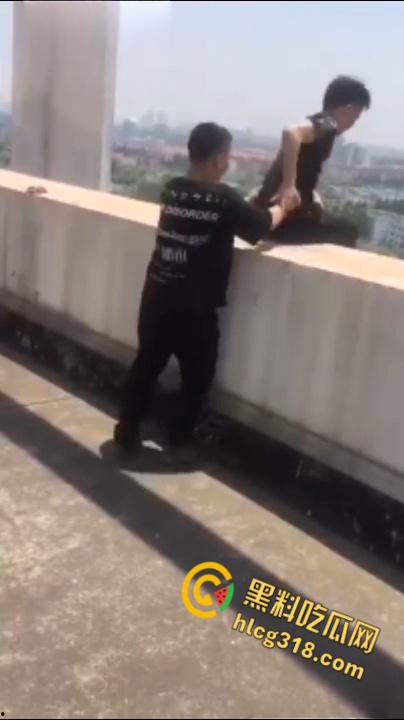 天台刺激拍照翻车，装逼坠楼，推人入狱，判个死刑还是判个无期呢？-3