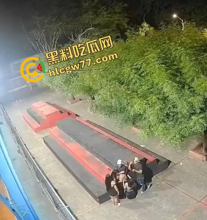 厦门公园老外深夜玩群P，三女被操到浪叫，站立口交野战内射，监控拍下简直野得离谱！-1