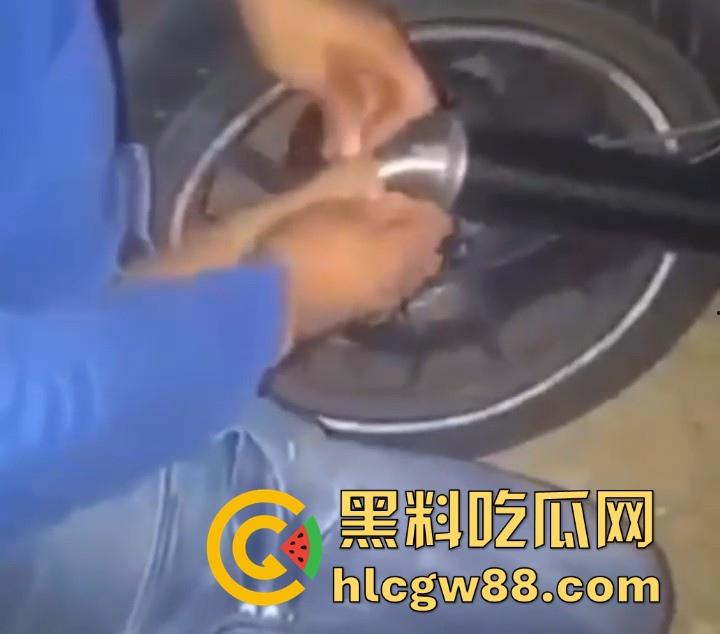 吃饱没事干 国外一男子用超长包皮包裹摩托排气管 挂空挡轰油门吹包皮 龟头都研制入味了吧！-1