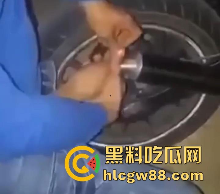 吃饱没事干 国外一男子用超长包皮包裹摩托排气管 挂空挡轰油门吹包皮 龟头都研制入味了吧！-2