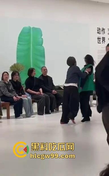 上海浦东美术馆魔幻抽象表演展现高深的艺术概念，演员集体精神错乱？这不就是社畜上班状态的真人展示！-6