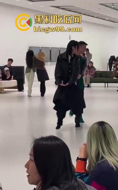 上海浦东美术馆魔幻抽象表演展现高深的艺术概念，演员集体精神错乱？这不就是社畜上班状态的真人展示！-11