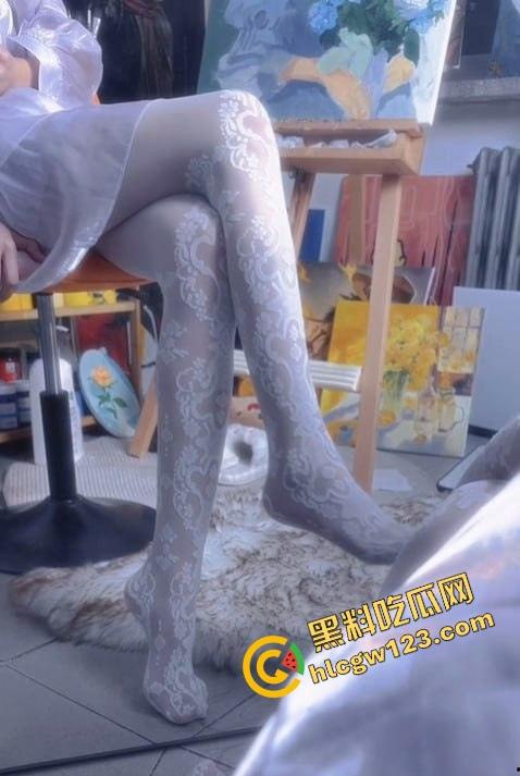 抖音20万粉丝擦边小妖精『大龙卷师』定制福利流出，178cm逆天长腿萝莉，挑逗骚技一套接一套！-8