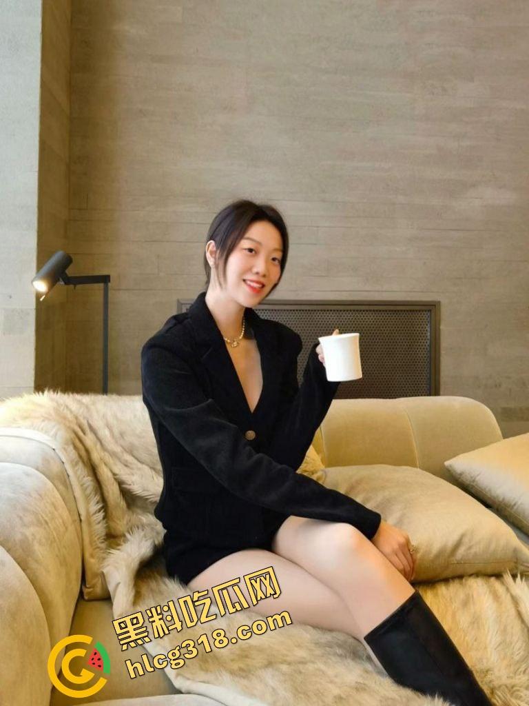 这种花式口交你敢试?妹子躺着含大屌,角度拉满直接通到底鸡巴进出畅通无阻,深喉快感头皮发麻!-5