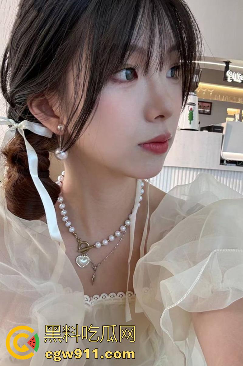 南京艺术学院舞蹈生【江梦研】，背着男友偷情大屌体育生，纤细的身体被粗大鸡巴爆操抽插，这身材真诱人啊！-1