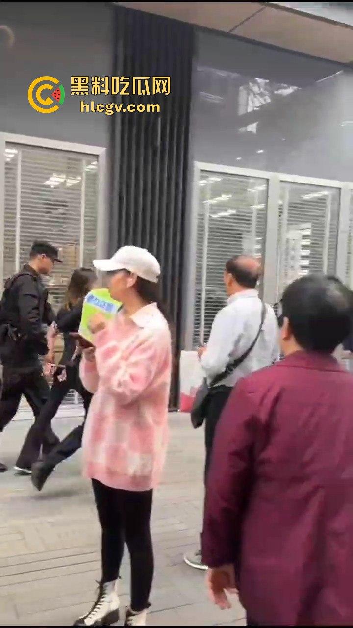 成都太古里00后女孩发疯砸店！要妈妈买Tiffany不买就砸，砸完还甩一句我有抑郁症，这不是笑死人吗？-5