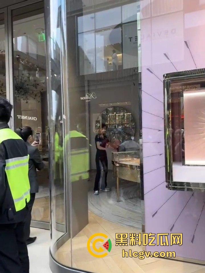 成都太古里00后女孩发疯砸店！要妈妈买Tiffany不买就砸，砸完还甩一句我有抑郁症，这不是笑死人吗？-7