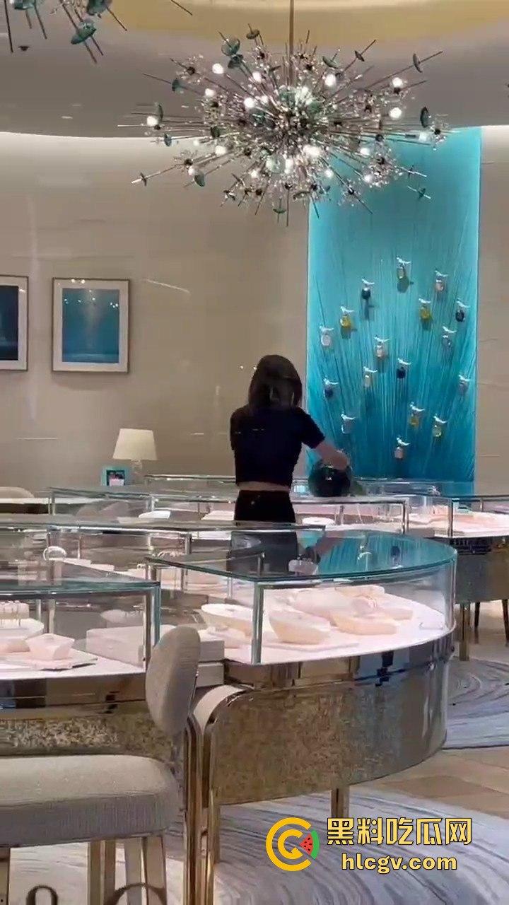 成都太古里00后女孩发疯砸店！要妈妈买Tiffany不买就砸，砸完还甩一句我有抑郁症，这不是笑死人吗？-8