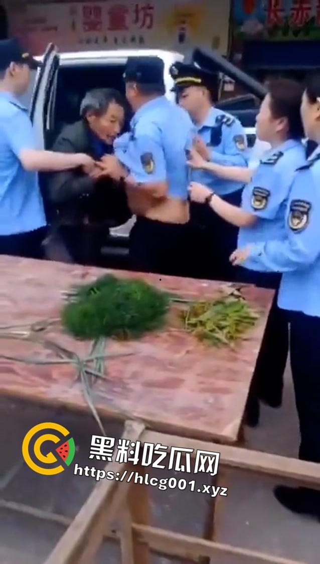 四川省巴中市一群城管将老无所依自食其力的买菜老人打在地上瘫痪不起人家只是想卖菜赚点吃饭钱而已阿-3