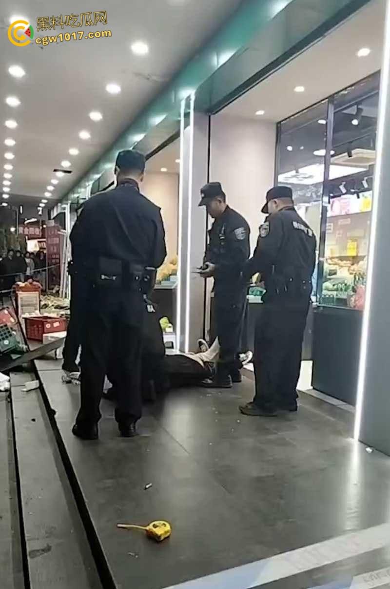 杭州乔司街道水果店，男子因老板拖欠数月工资，生活彻底陷入绝境，压力爆发打砸水果店混乱！-7