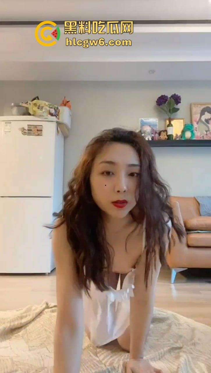 成都少妇【陈小艺】给老公戴绿帽 穿透视装给情妇发自慰视频 还接受主人调教 独家爆料!-9