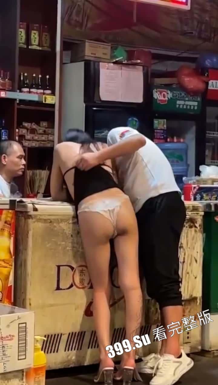 发骚女合集  骨子里的骚味是遮不住的   连男学生都不放过-5