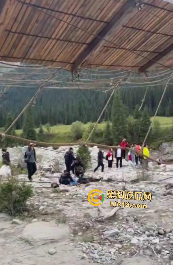 新疆伊犁昭苏县夏塔景区吊桥断裂29人滑落5死22伤,桥虽不高但下面就是激流的河水,直接能摔死!-2