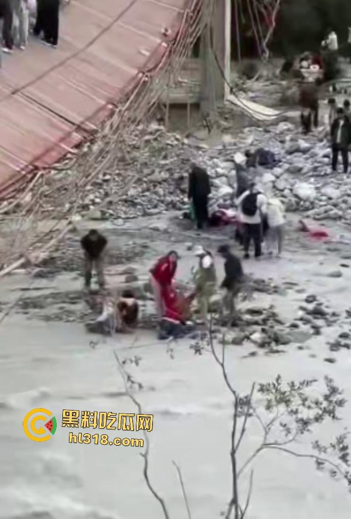 新疆伊犁昭苏县夏塔景区吊桥断裂29人滑落5死22伤,桥虽不高但下面就是激流的河水,直接能摔死!-4