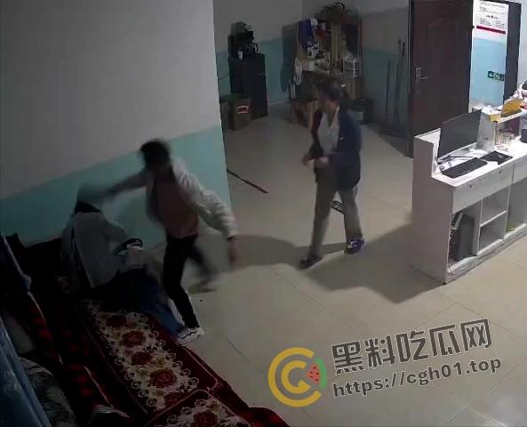 家暴杀妻现场!厨房拿刀照着脖子砍 这是被绿到什么程度才能下手这么狠 血腥慎入-2