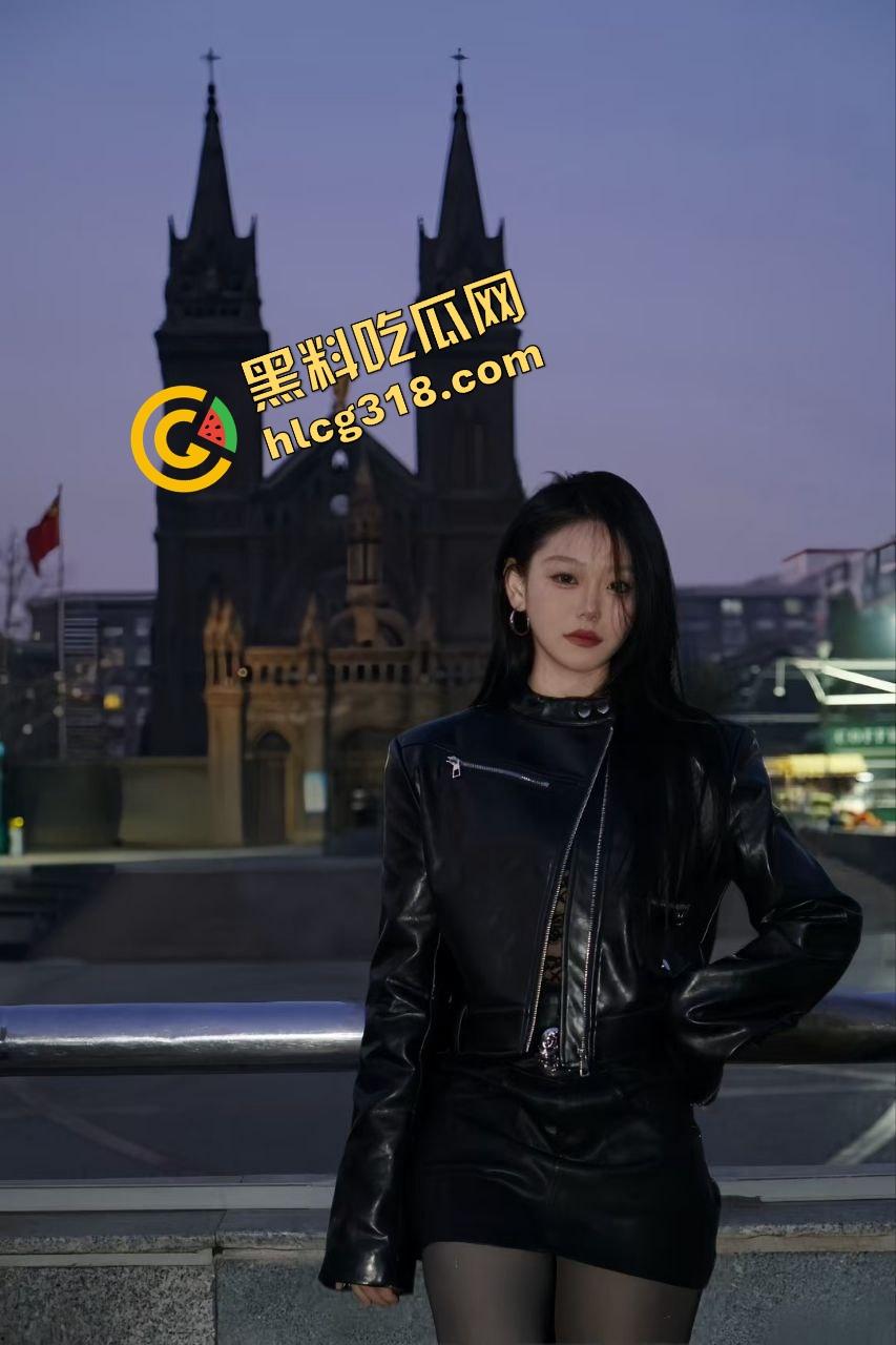 海边捞贝壳结果捞到极品户型,妹子真空出门一弯腰短裙底下整片骚缝露出来,兄弟们这户型值不值下手!-1