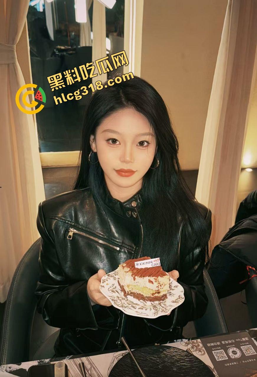 海边捞贝壳结果捞到极品户型,妹子真空出门一弯腰短裙底下整片骚缝露出来,兄弟们这户型值不值下手!-2