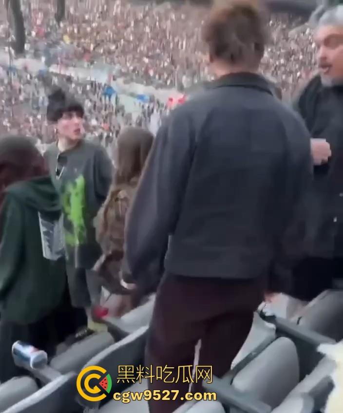 泰勒·斯威夫特演唱会发生一场枪击案,还好看台民众及时发现组织,成功阻止了一场有蓄意的射击!-3