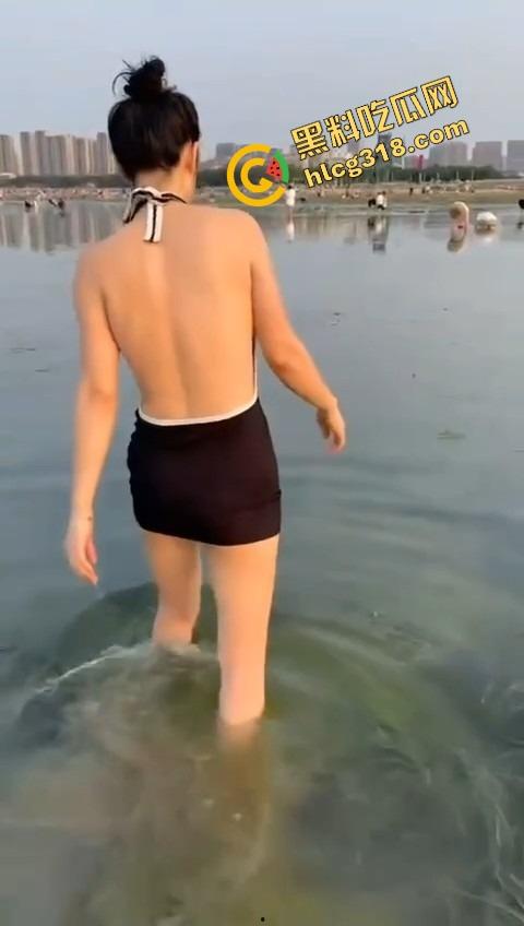 海边捞贝壳结果捞到极品户型,妹子真空出门一弯腰短裙底下整片骚缝露出来,兄弟们这户型值不值下手!-8