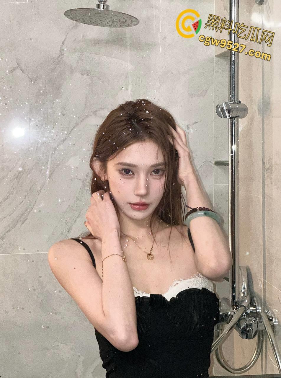 商场逛小吃街，妹妹野外尿尿露出雪白翘臀，勾引哥哥一起去小树林，狂舔骚逼后入爆操，激情内射 !-3