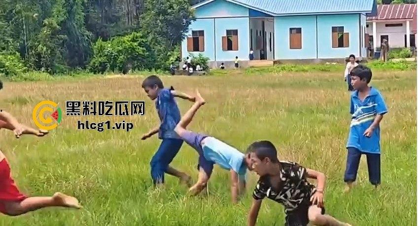 足球小子上演‘国足即视感’！场上到底是在踢球还是在踢人，有海参哥那味了！-8