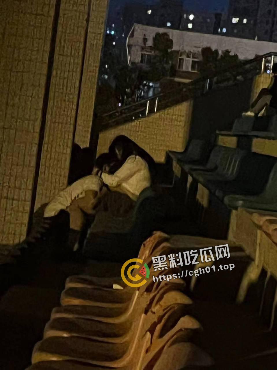 武汉东湖学院 小情侣操场缠绵 男生给女生疯狂舔逼  年轻人这么饥渴嘛  最佳视角现场直播-6