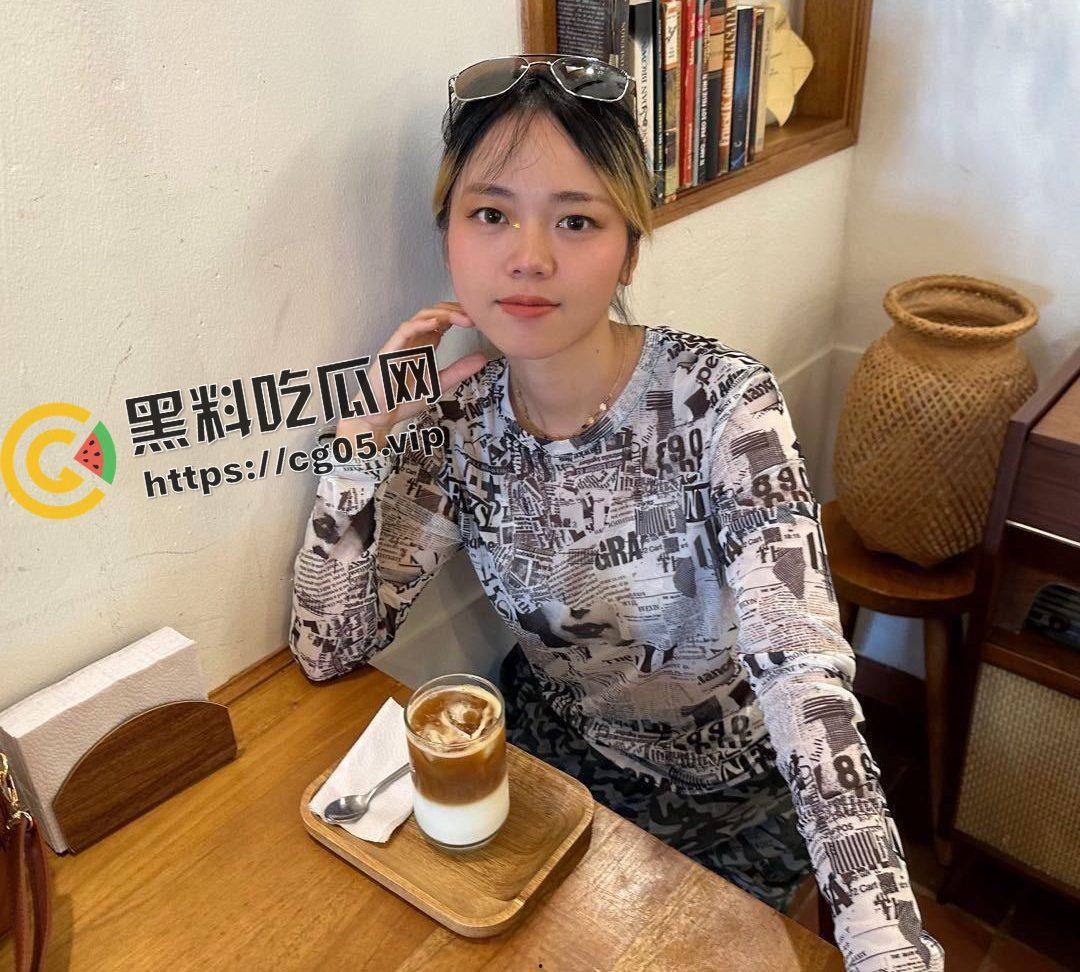 四川母狗【王灿】哥伦比亚留学期间背着男友跟白人乱搞 多次偷情 被曝光做爱视频以及下跪认错视频-1