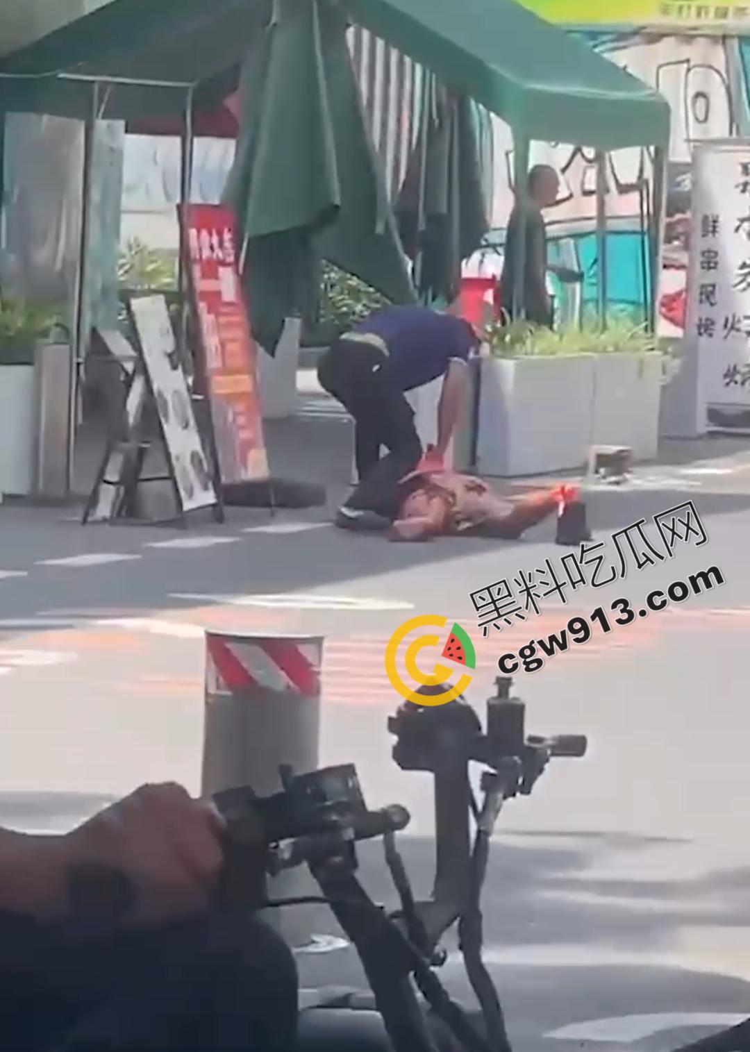 血淋淋屠夫现身广州东晓南,光天化日之下残忍取人性命,手段令人发指光是看视频都觉得毛骨悚然-1