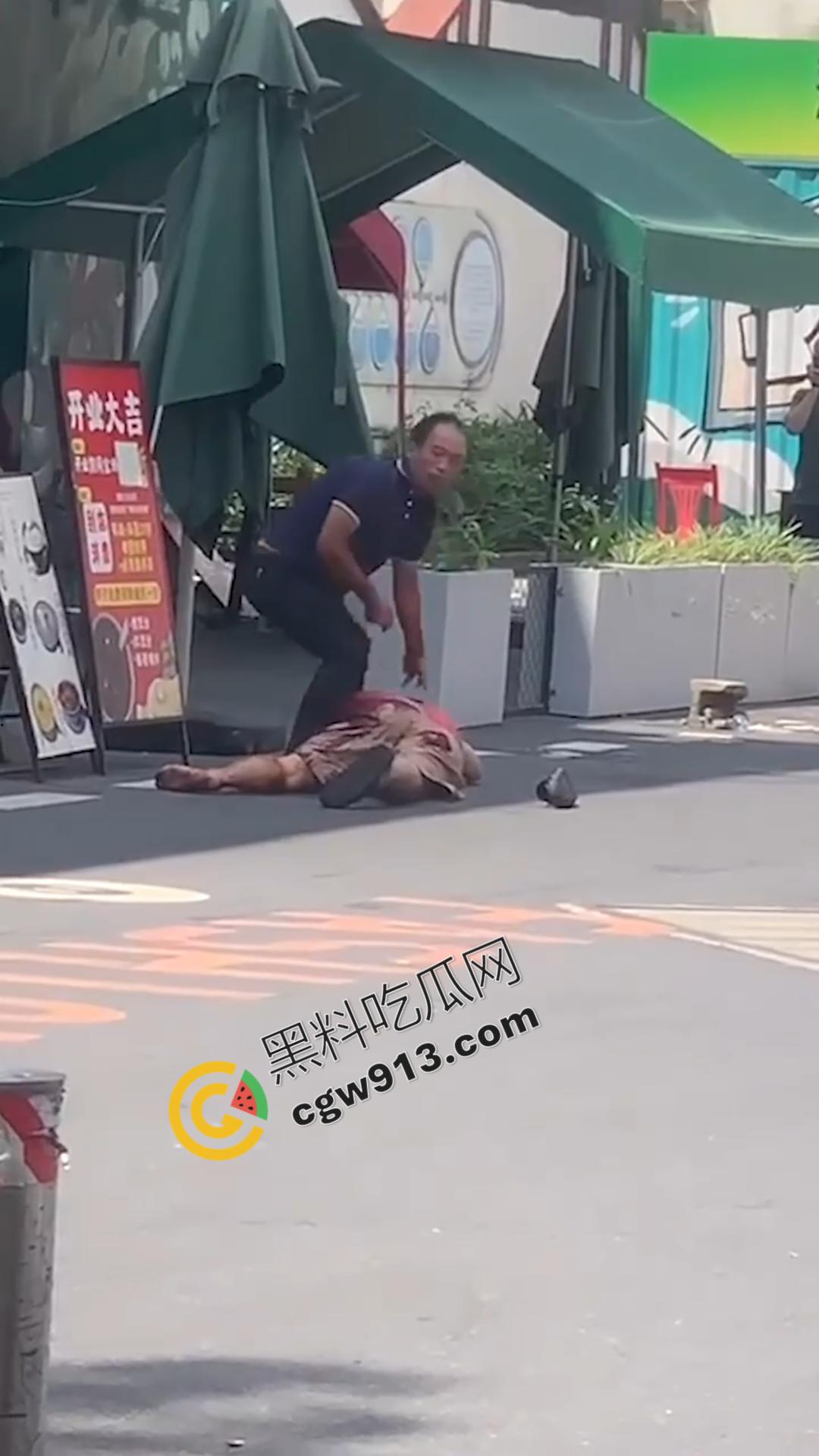 血淋淋屠夫现身广州东晓南,光天化日之下残忍取人性命,手段令人发指光是看视频都觉得毛骨悚然-2