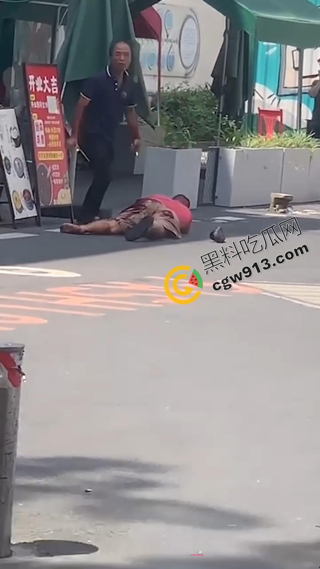 血淋淋屠夫现身广州东晓南,光天化日之下残忍取人性命,手段令人发指光是看视频都觉得毛骨悚然-3