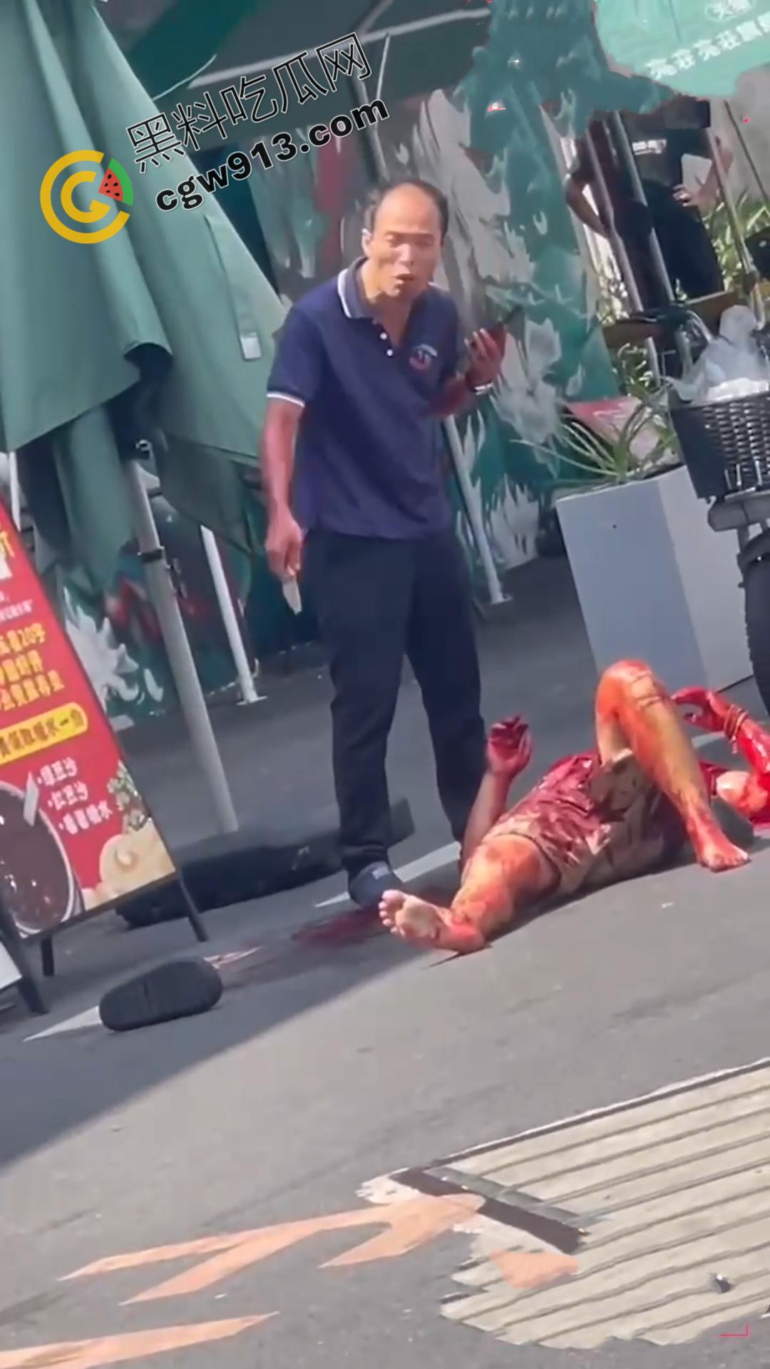 血淋淋屠夫现身广州东晓南,光天化日之下残忍取人性命,手段令人发指光是看视频都觉得毛骨悚然-4