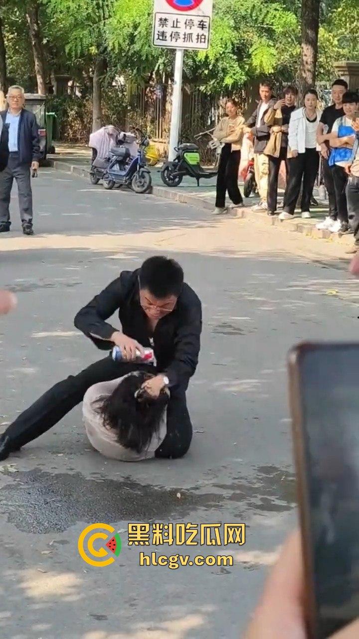 山东男子醉酒殴打女友还拿啤酒洗头！见义勇为小伙出手相救，醉鬼竟拿刀要捅人！-1