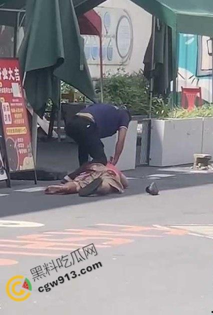 血淋淋屠夫现身广州东晓南,光天化日之下残忍取人性命,手段令人发指光是看视频都觉得毛骨悚然-6