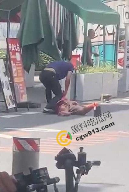 血淋淋屠夫现身广州东晓南,光天化日之下残忍取人性命,手段令人发指光是看视频都觉得毛骨悚然-7