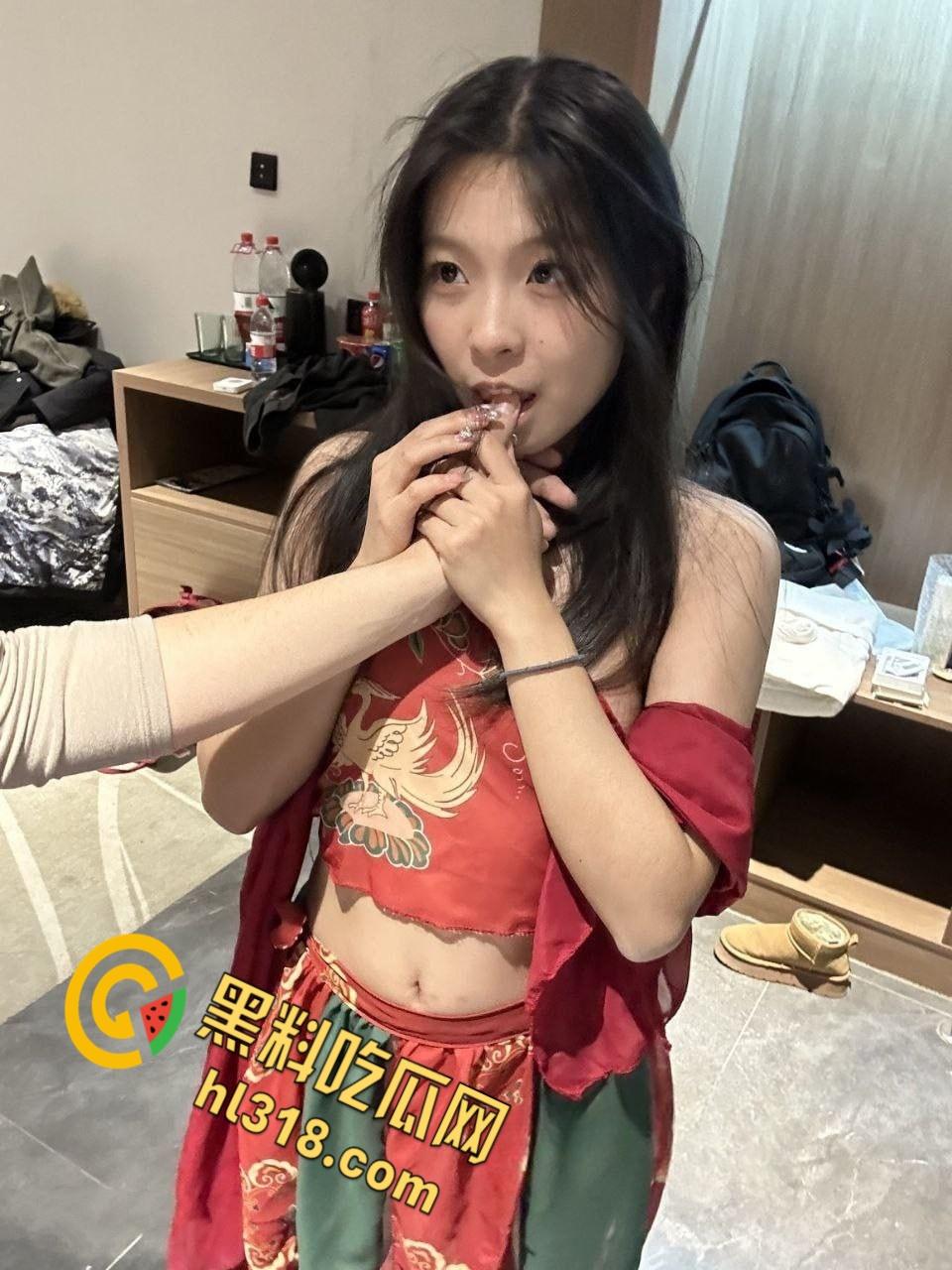 金主包养极品妹妹流出,各种情趣诱惑装,户外楼梯间野战,不愧是天生就是吃这碗饭的!-1