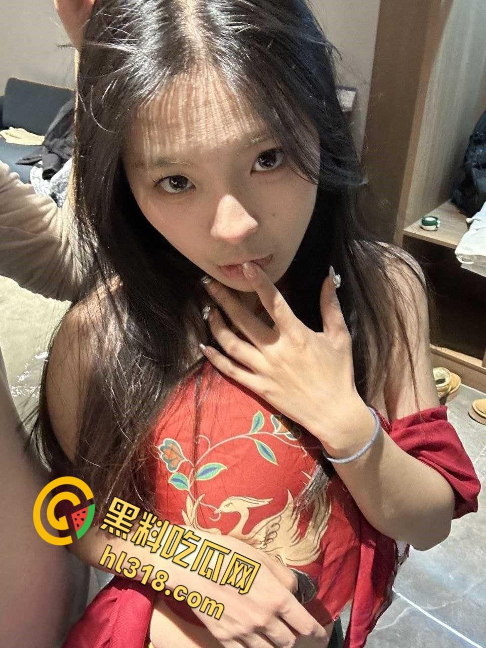 金主包养极品妹妹流出,各种情趣诱惑装,户外楼梯间野战,不愧是天生就是吃这碗饭的!-2